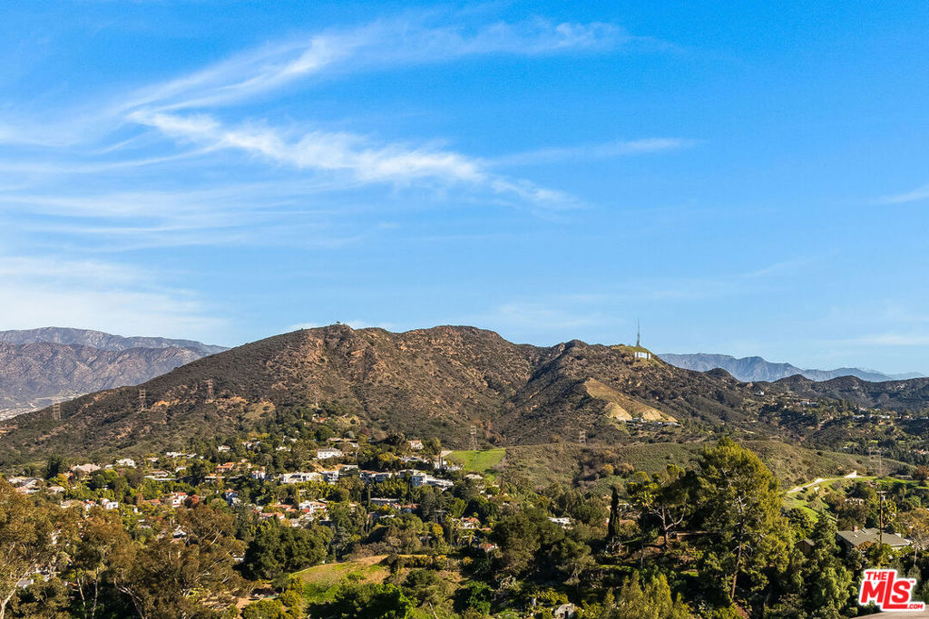 https://media.crmls.org/mediaz/e74b4e15-f9c8-4d59-bf6f-35448005bb12.jpg?preset=X-Large
