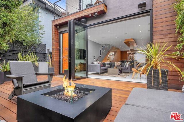 749 Oxford Ave Avenue, Venice CA: https://media.crmls.org/mediaz/e74db431-5da0-4ef3-9c74-17db8b085e5e.jpg