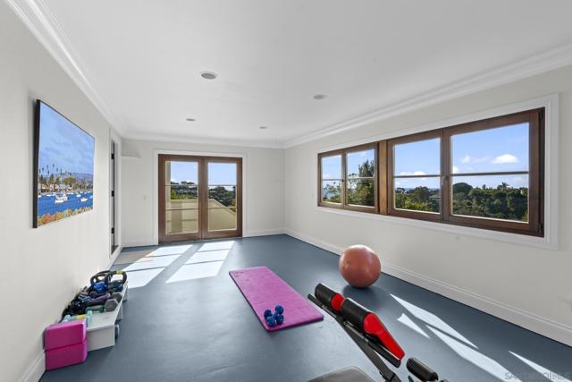 6404 La Jolla Scenic Drive S, La Jolla CA: https://media.crmls.org/mediaz/e74e1b58-8054-4b5c-b9be-89cd93eb121c.jpg