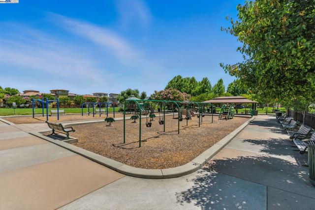 841 Fan Palm Ln, Brentwood CA: https://media.crmls.org/mediaz/e74e20d4-2d33-449b-be76-f19b555cf56c.jpg