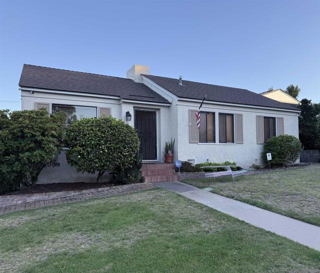 3761 Poe Street, San Diego CA: https://media.crmls.org/mediaz/e74e9461-47a7-4bf5-a543-4ef02bcd9a73.jpg