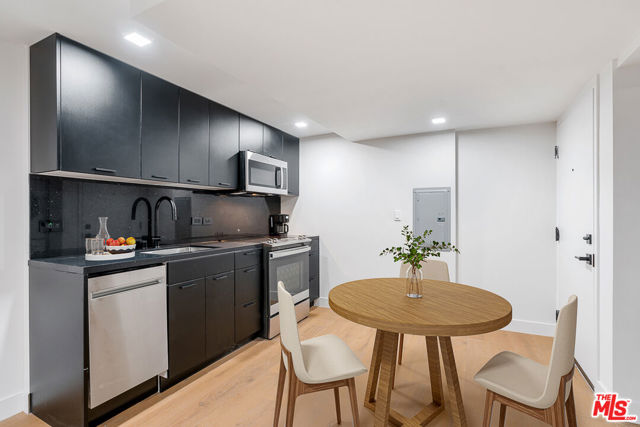 12320 MONTANA Avenue, Los Angeles CA: https://media.crmls.org/mediaz/e74eed11-05be-4d0b-9b63-74154143a01b.jpg
