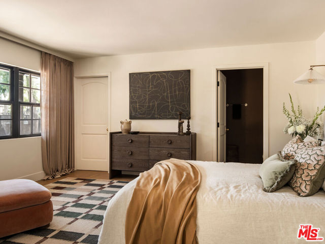1524 Sunset Plaza Drive, Los Angeles CA: https://media.crmls.org/mediaz/e74f10d6-a611-49b3-b4c4-651fac9e2423.jpg