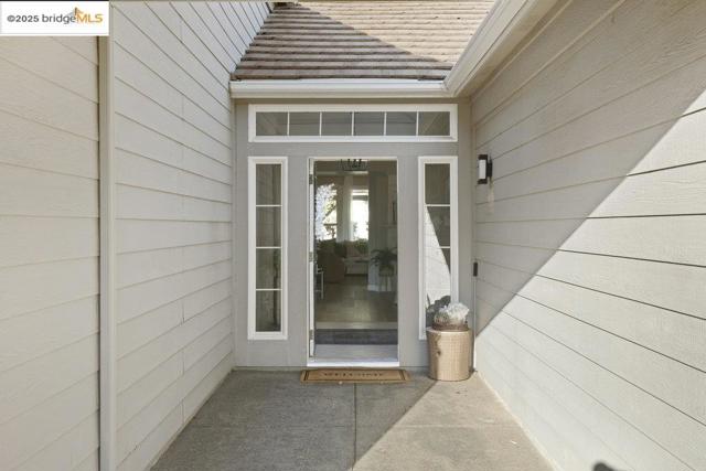 1030 Orchid Dr, Brentwood CA: https://media.crmls.org/mediaz/e750c16e-8fcd-439d-a4b3-82361bfaf762.jpg