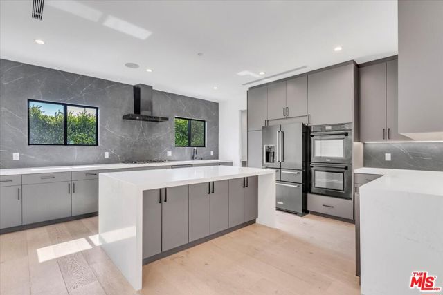 5456 Hazeltine Avenue, Sherman Oaks CA: https://media.crmls.org/mediaz/e75126f4-3e27-45a2-a078-15624088e2d3.jpg