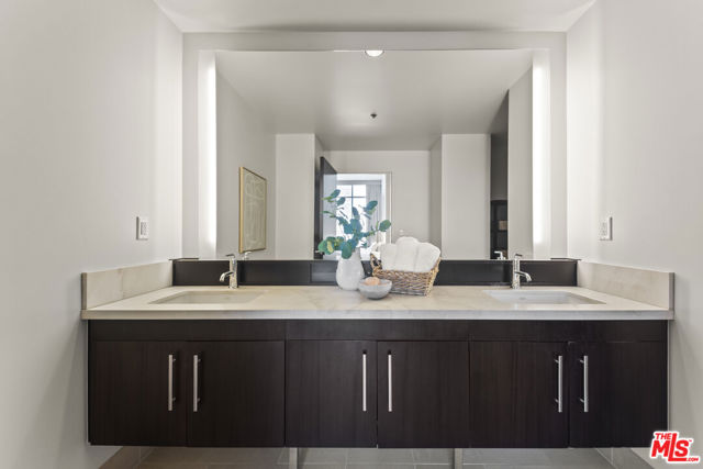 1100 S Hope Street, Los Angeles CA: https://media.crmls.org/mediaz/e75184b7-8775-402d-8d57-2637429f20b7.jpg