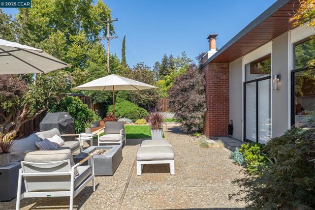 206 Santa Fe Dr, Walnut Creek CA: https://media.crmls.org/mediaz/e751e6db-909a-4d24-acfc-006d87bc4aa8.jpg