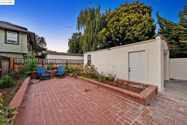 1207 Cedar St, Berkeley CA: https://media.crmls.org/mediaz/e752144f-292a-4cd0-8f90-dc6dfa8aa60a.jpg