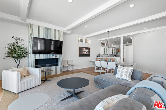 31656 Sea Level Drive, Malibu CA: https://media.crmls.org/mediaz/e7522923-e800-46b5-bb27-94940c2da256.jpg