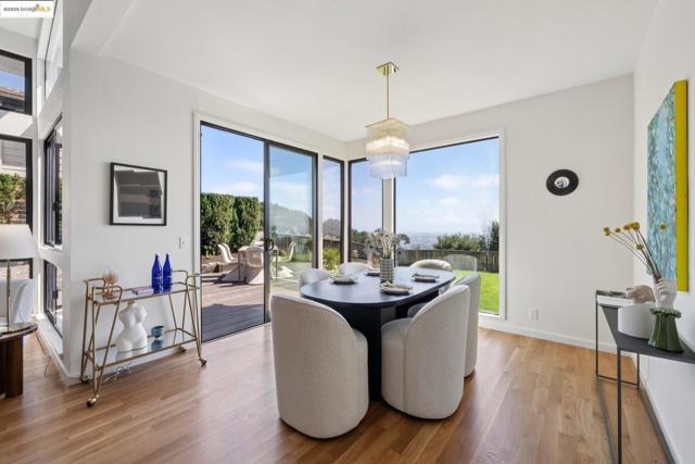 6019 Ridgemont Dr, Oakland CA: https://media.crmls.org/mediaz/e7535843-7a7c-4ad9-bd16-08c4d5e834b2.jpg