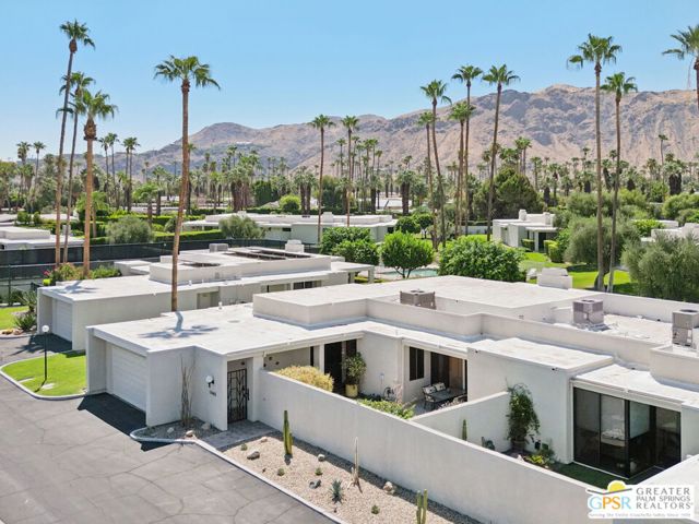 1445 Via Isla, Palm Springs CA: https://media.crmls.org/mediaz/e753673f-d53f-4cc3-8193-1b443d24f186.jpg