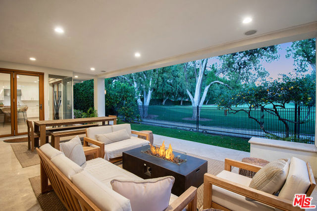 10424 Valley Spring Lane, Toluca Lake CA: https://media.crmls.org/mediaz/e75385a3-d766-4602-87d7-d979b1c66643.jpg