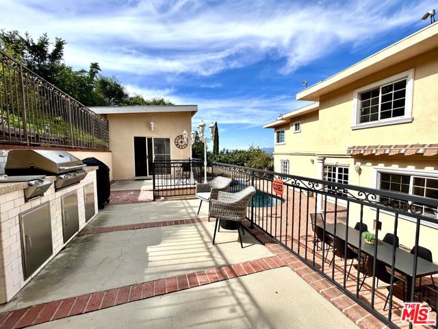 11502 Dona Teresa Drive, Studio City CA: https://media.crmls.org/mediaz/e75389c3-0865-4aa2-89b9-9ff5612dab50.jpg