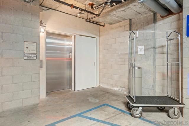 1040 Genter St, La Jolla CA: https://media.crmls.org/mediaz/e7541f53-a847-4bb9-9f1b-6e535c5956f6.jpg