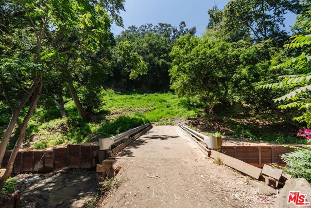 639 Hightree Road, Santa Monica CA: https://media.crmls.org/mediaz/e7546d4f-b385-47d4-a60f-ff574ea9d262.jpg