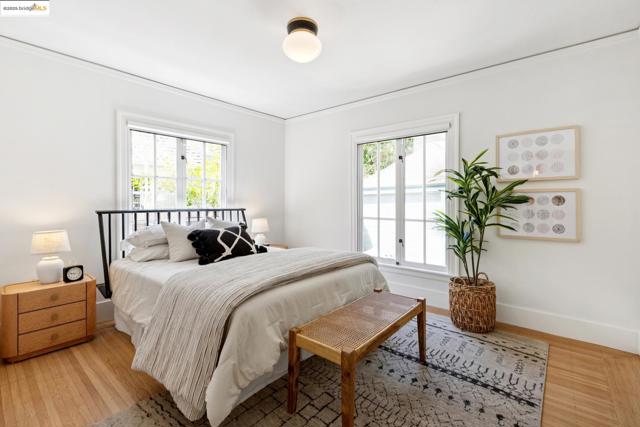 924 Trestle Glen Rd, Oakland CA: https://media.crmls.org/mediaz/e755143e-a6c5-43cf-8ff8-cbd81901de22.jpg