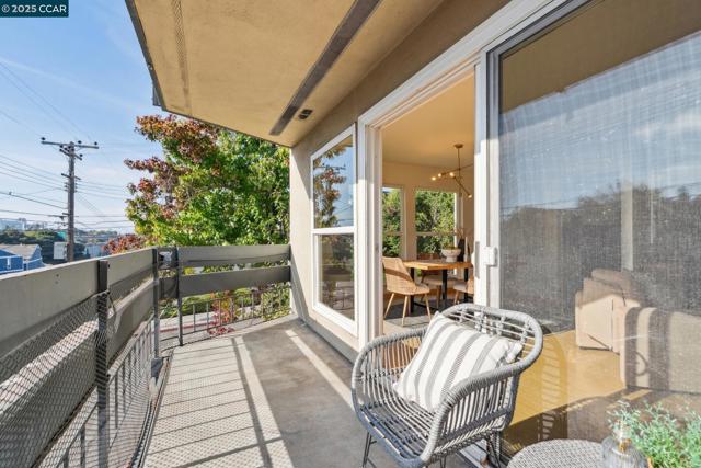 500 Vernon, Oakland CA: https://media.crmls.org/mediaz/e7555431-8935-46d2-987c-25d607187d46.jpg