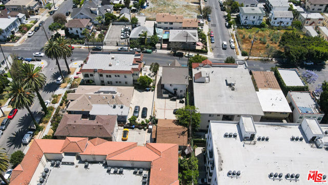 2963 San Marino Street, Los Angeles CA: https://media.crmls.org/mediaz/e7555f33-36d5-4a52-91f8-0ea99bd69fe6.jpg