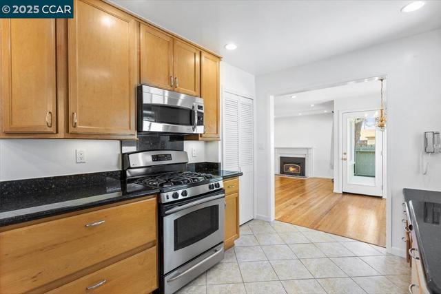 16080 Via Del Sol, San Lorenzo CA: https://media.crmls.org/mediaz/e7558566-d73d-4579-9b12-cec6b4f05fc2.jpg