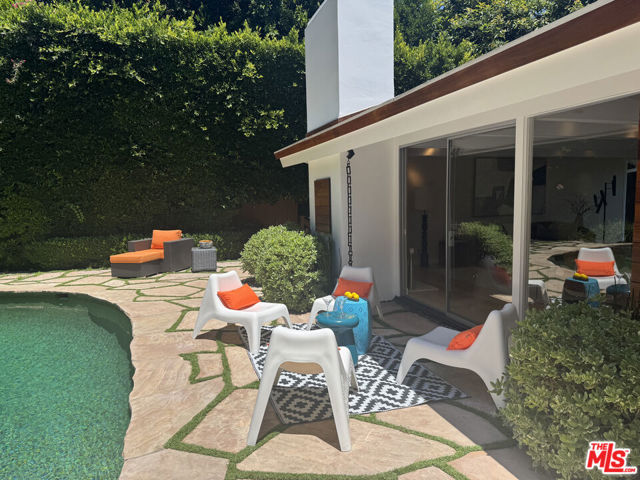 9316 Beverly Crest Drive, Beverly Hills CA: https://media.crmls.org/mediaz/e756b65d-b6a1-4280-be76-ac1f9aa64eeb.jpg