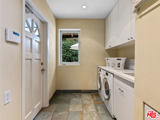 3818 Hollyline Avenue, Sherman Oaks CA: https://media.crmls.org/mediaz/e757005f-2e14-4630-98df-675e828f77c7.jpg