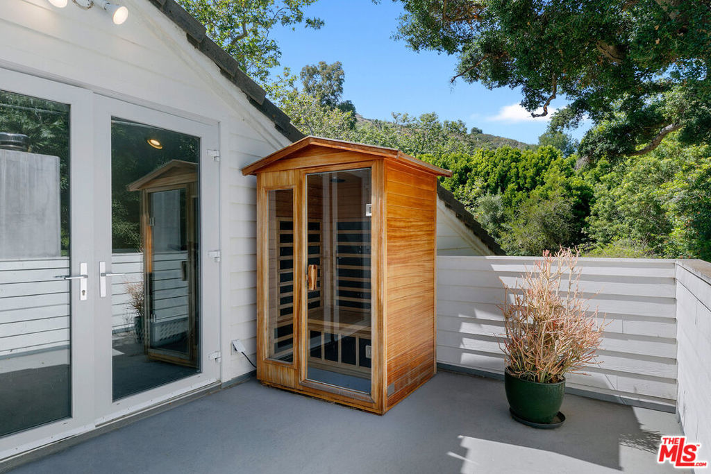 https://media.crmls.org/mediaz/e75733d0-9a0c-4bc4-803c-0745df65cd0f.jpg?preset=X-Large