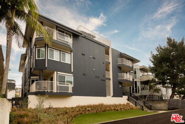 24 Westwind Street, Marina del Rey CA: https://media.crmls.org/mediaz/e7578444-f6d6-4daf-8ff6-f907d558f7fd.jpg