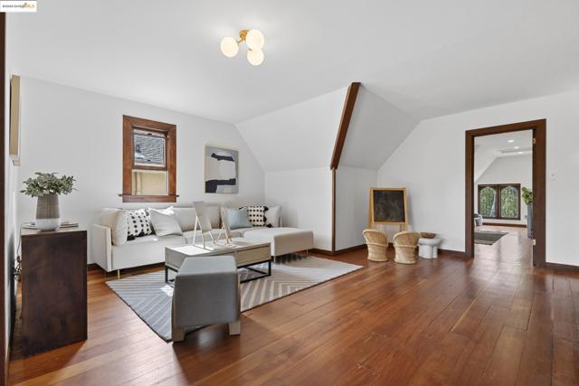 1048 Annerley Rd, Oakland CA: https://media.crmls.org/mediaz/e757ceb3-fcde-4f23-9a99-f6132a7e9573.jpg