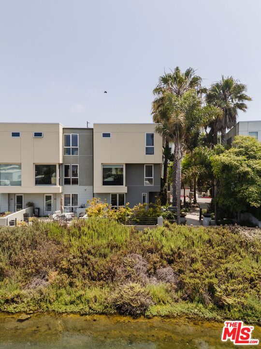 310 Washington Boulevard, Marina del Rey CA: https://media.crmls.org/mediaz/e75887d9-3ed7-4fb6-8ef6-f6da1570af3b.jpg