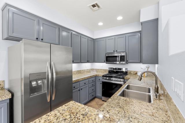 Detail Gallery Image 13 of 38 For 1421 Caminito Sardinia #3,  Chula Vista,  CA 91915 - 3 Beds | 3 Baths