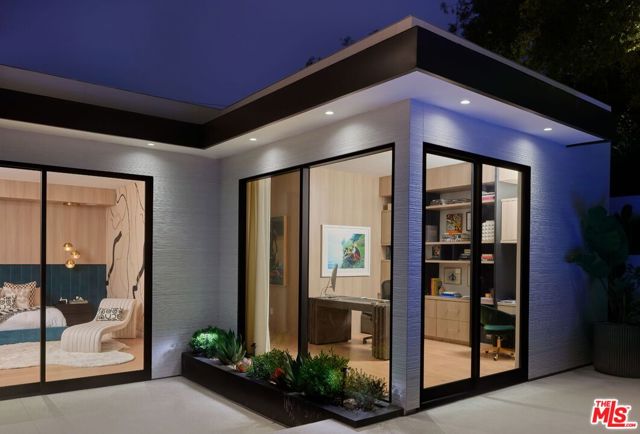9455 Eden Drive, Beverly Hills CA: https://media.crmls.org/mediaz/e75a3838-e36f-46eb-a7e9-cdc3fe3e7c2f.jpg