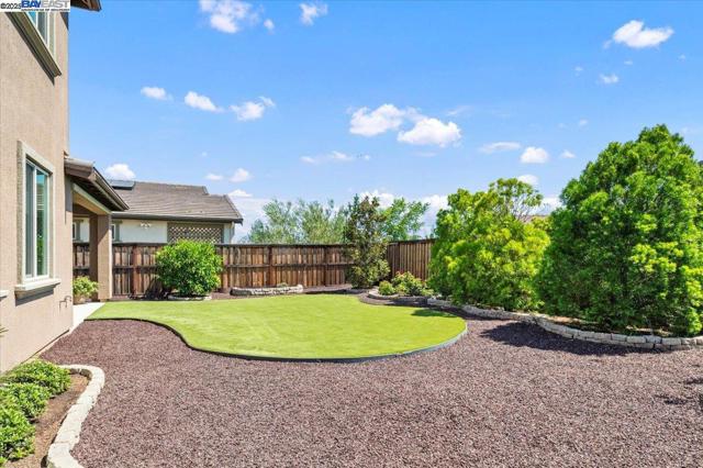 6822 Spanner Ct, Tracy CA: https://media.crmls.org/mediaz/e75a9f33-69d9-4789-9a93-3374a4fd716d.jpg