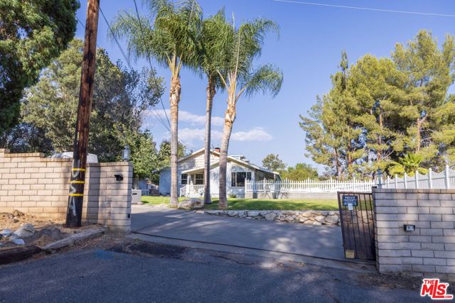 27933 Magic Mountain Lane, Canyon Country CA: https://media.crmls.org/mediaz/e75afd3a-ca5f-4a8b-9ed5-b140e471a55e.jpg