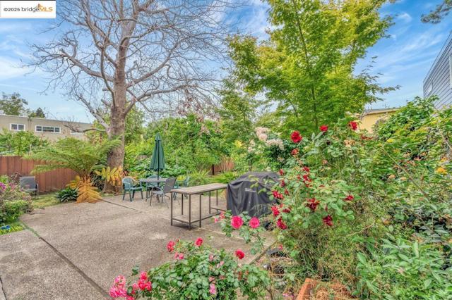 5537 Claremont Ave, Oakland CA: https://media.crmls.org/mediaz/e75b3057-3e9f-469a-801f-7186effdb484.jpg