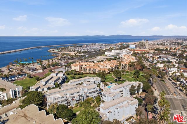 240 The, Redondo Beach CA: https://media.crmls.org/mediaz/e75b7d21-0fbb-4d00-9924-d7295a306f68.jpg