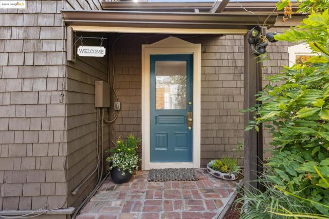1532 Walnut St, Berkeley CA: https://media.crmls.org/mediaz/e75ba2fe-39a5-47b1-ae0b-c81dad88c62c.jpg