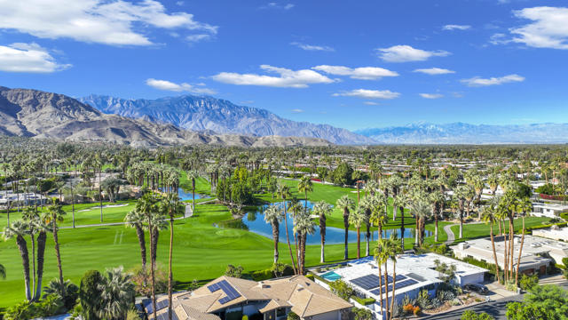 16 Haig Drive, Rancho Mirage CA: https://media.crmls.org/mediaz/e75beaaa-295c-4198-91a4-5b9025ba19ed.jpg