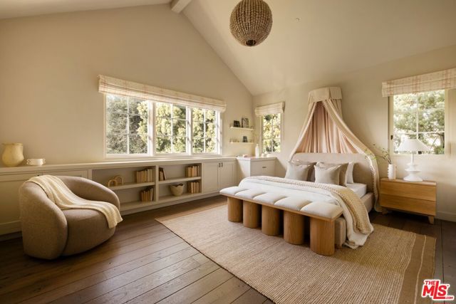 1319 Amalfi Drive, Pacific Palisades CA: https://media.crmls.org/mediaz/e75c9114-54ff-4d0a-a3eb-1d3153e72245.jpg