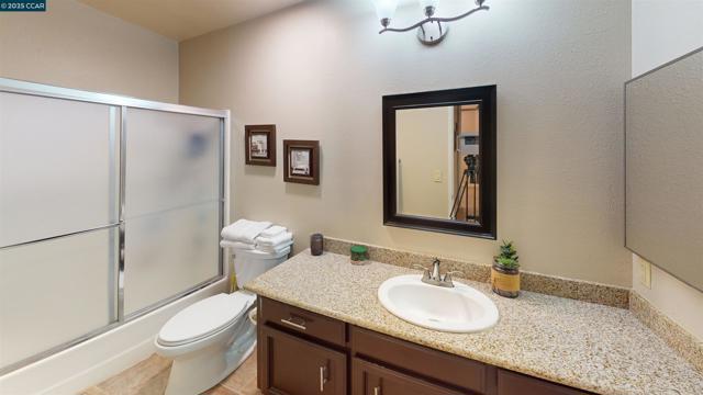 9 Aquamarine Ct, Hercules CA: https://media.crmls.org/mediaz/e75d4d22-8bed-4d3a-931b-1955c1a42044.jpg