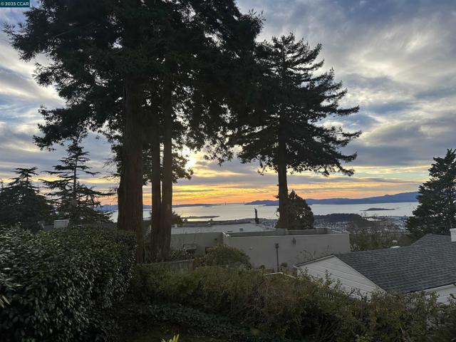 680 Grizzly Peak Blvd, Berkeley CA: https://media.crmls.org/mediaz/e75d9365-bbf9-46e5-af1f-32d9a86386bf.jpg