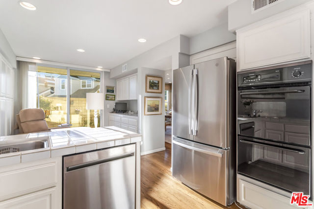 13080 Mindanao Way, Marina del Rey CA: https://media.crmls.org/mediaz/e75da7f2-44fe-4130-8cd4-93e4814925ab.jpg