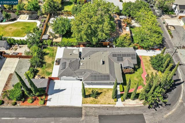 2401 Casa Way, Walnut Creek CA: https://media.crmls.org/mediaz/e75eb454-f3c9-4804-99ea-ec4ca4270434.jpg