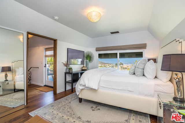 8149 Mannix Drive, Los Angeles CA: https://media.crmls.org/mediaz/e75f4f25-57e8-4368-a8da-12de49695542.jpg