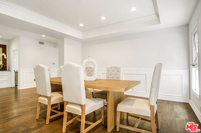 116 N Palm Drive, Beverly Hills CA: https://media.crmls.org/mediaz/e760888f-f0c3-4a71-8021-8916b398a229.jpg