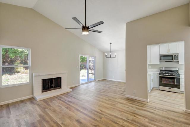 324 Shady Glen Drive, Fallbrook CA: https://media.crmls.org/mediaz/e760e222-94ed-42c6-847d-8a918d5df0f1.jpg