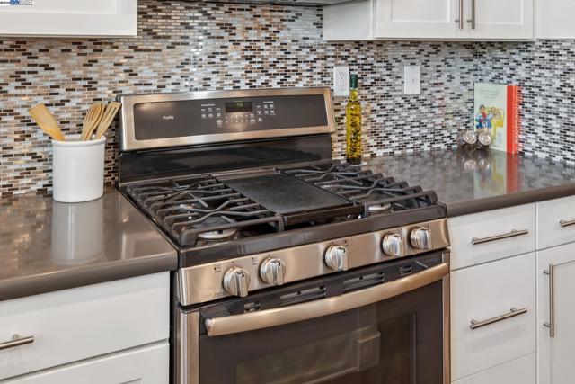 1815 Balsa St, Alameda CA: https://media.crmls.org/mediaz/e76102b3-a9cf-4f9e-9293-b462e16a1aae.jpg