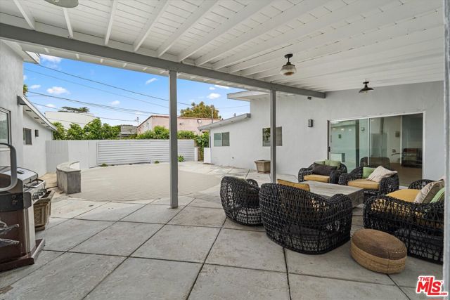 10650 Putney Road, Los Angeles CA: https://media.crmls.org/mediaz/e7624c36-ce8a-4eac-931b-f1ce05cb0363.jpg