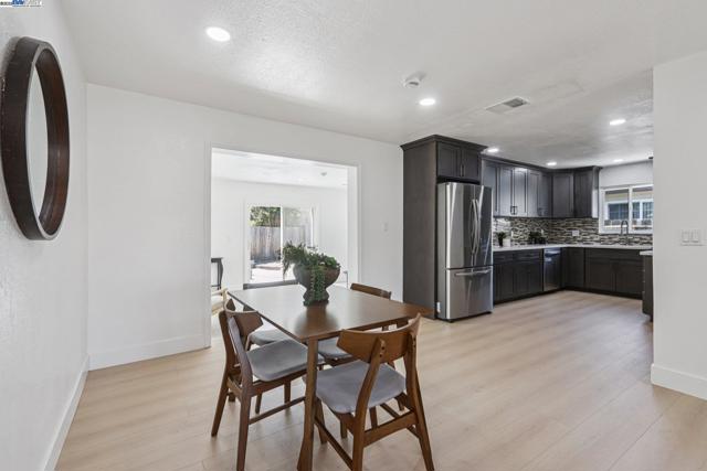 39681 Sundale Dr, Fremont CA: https://media.crmls.org/mediaz/e762b888-4aba-4b74-aebe-e7aba6f5f548.jpg