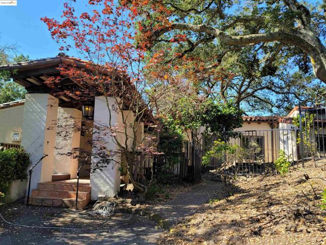 40 Hilldale Ct, Orinda CA: https://media.crmls.org/mediaz/e7635833-7ffe-4ae3-b8ee-a57aecdef652.jpg