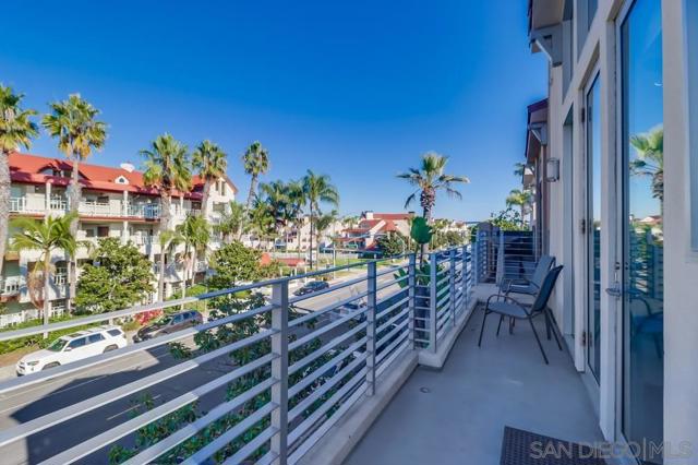 1016 1st St, Coronado CA: https://media.crmls.org/mediaz/e76401b4-9fe2-4cd6-8d98-4cc14d6b18b0.jpg